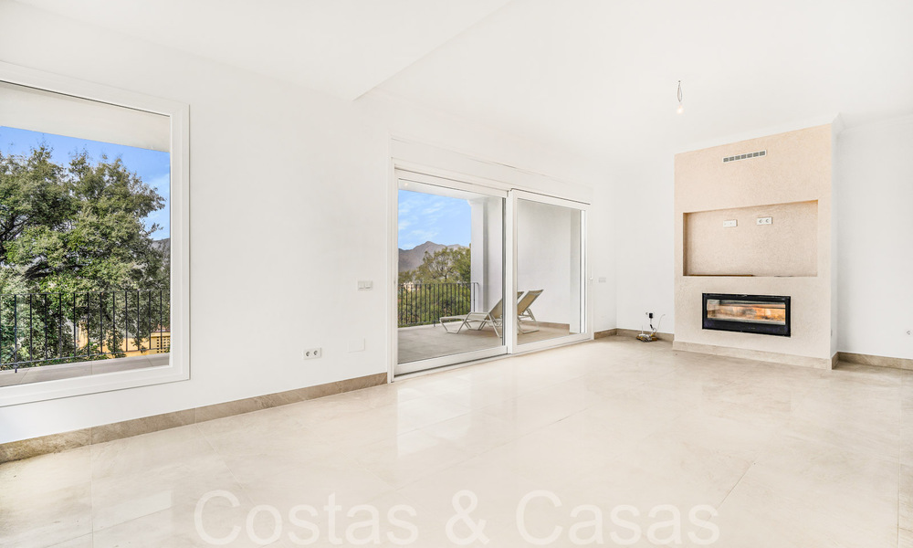 Fantástica villa adosada con vistas de 360° en venta en una urbanización cerrada en Marbella Este 66787