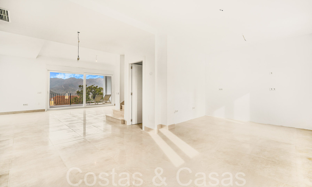 Fantástica villa adosada con vistas de 360° en venta en una urbanización cerrada en Marbella Este 66791