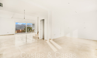 Fantástica villa adosada con vistas de 360° en venta en una urbanización cerrada en Marbella Este 66791 