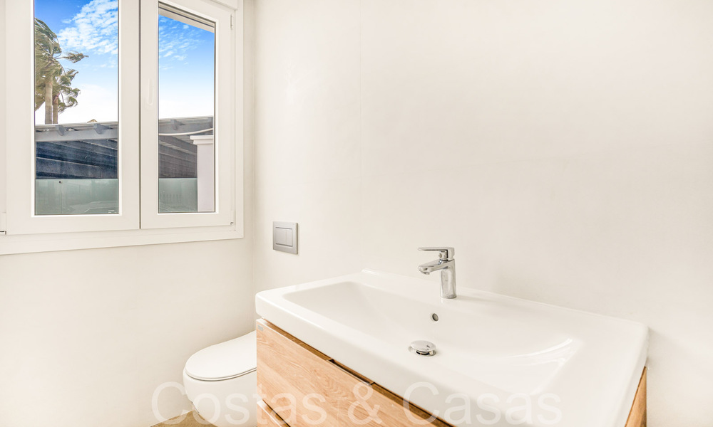 Fantástica villa adosada con vistas de 360° en venta en una urbanización cerrada en Marbella Este 66792