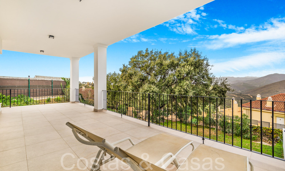 Fantástica villa adosada con vistas de 360° en venta en una urbanización cerrada en Marbella Este 66793