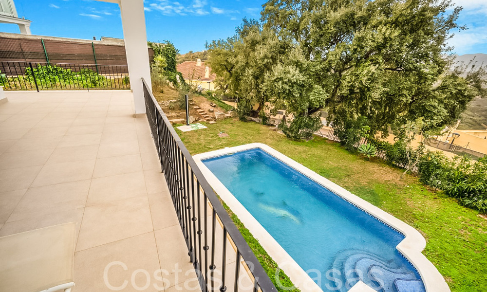 Fantástica villa adosada con vistas de 360° en venta en una urbanización cerrada en Marbella Este 66794