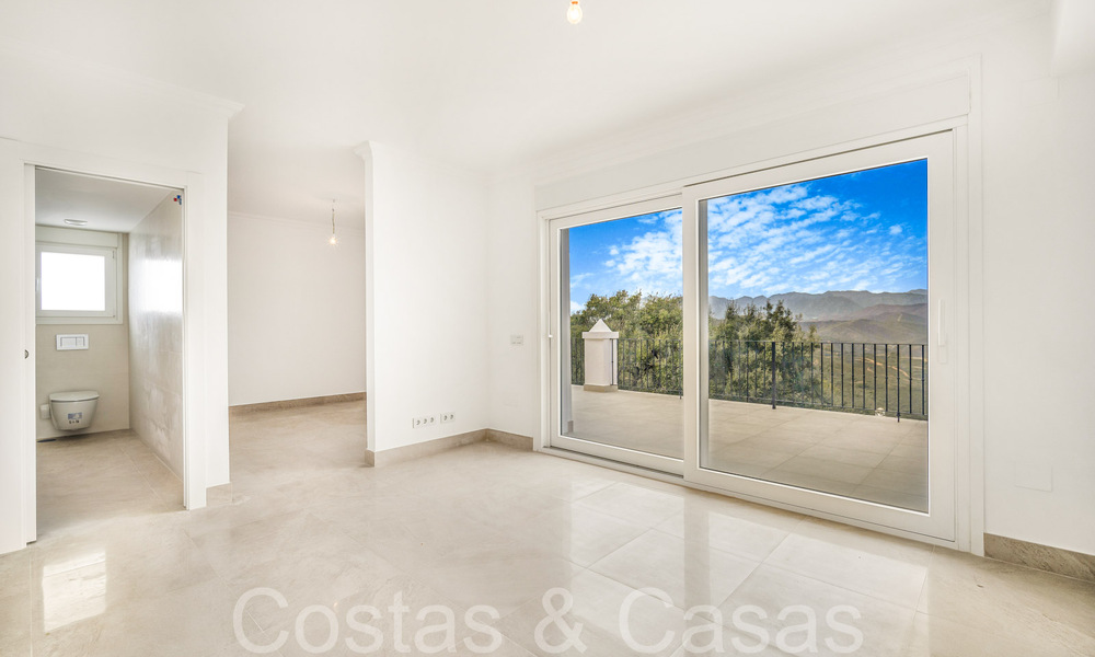 Fantástica villa adosada con vistas de 360° en venta en una urbanización cerrada en Marbella Este 66796