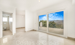Fantástica villa adosada con vistas de 360° en venta en una urbanización cerrada en Marbella Este 66796 