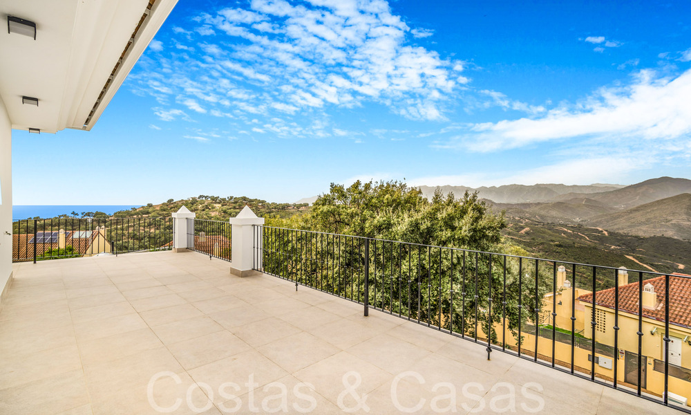Fantástica villa adosada con vistas de 360° en venta en una urbanización cerrada en Marbella Este 66799