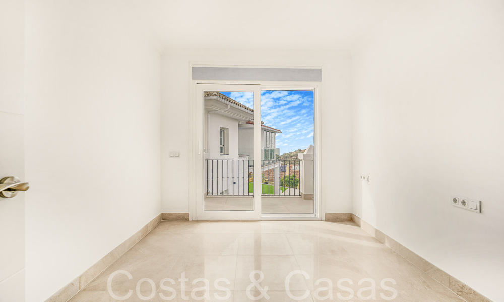 Fantástica villa adosada con vistas de 360° en venta en una urbanización cerrada en Marbella Este 66800