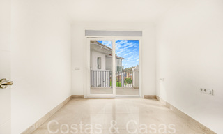 Fantástica villa adosada con vistas de 360° en venta en una urbanización cerrada en Marbella Este 66800 