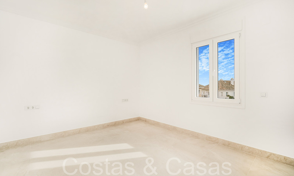 Fantástica villa adosada con vistas de 360° en venta en una urbanización cerrada en Marbella Este 66802