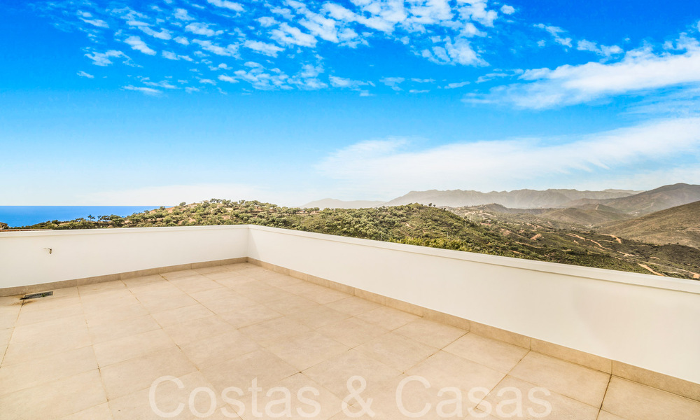 Fantástica villa adosada con vistas de 360° en venta en una urbanización cerrada en Marbella Este 66803