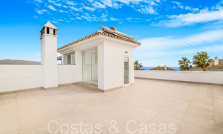 Fantástica villa adosada con vistas de 360° en venta en una urbanización cerrada en Marbella Este 66804 