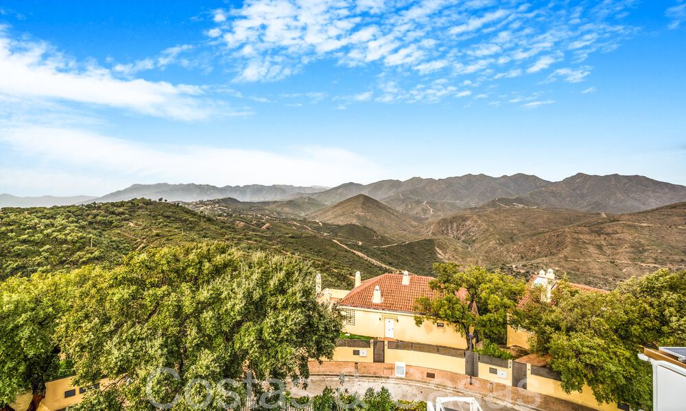 Fantástica villa adosada con vistas de 360° en venta en una urbanización cerrada en Marbella Este 66805