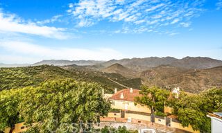 Fantástica villa adosada con vistas de 360° en venta en una urbanización cerrada en Marbella Este 66805 