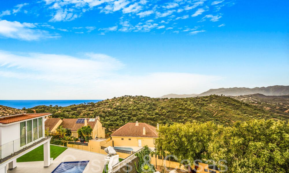 Fantástica villa adosada con vistas de 360° en venta en una urbanización cerrada en Marbella Este 66806