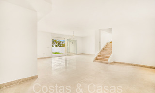 Fantástica villa adosada con vistas de 360° en venta en una urbanización cerrada en Marbella Este 66807 