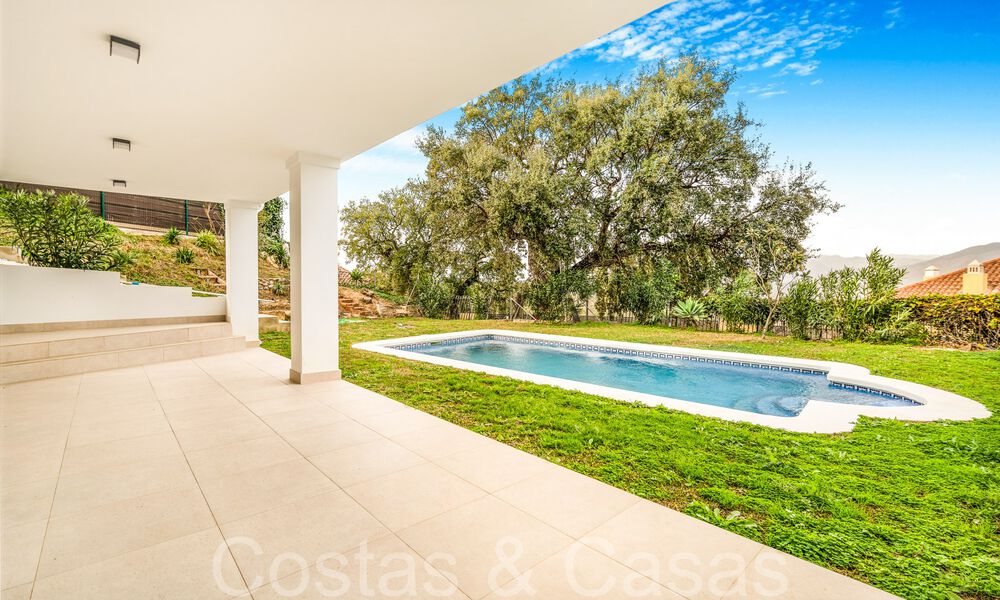 Fantástica villa adosada con vistas de 360° en venta en una urbanización cerrada en Marbella Este 66811