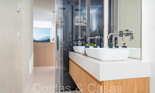 Ático dúplex contemporáneo listo para entrar a vivir en venta en una comunidad cerrada en La Quinta en Benahavis, Marbella 66812 