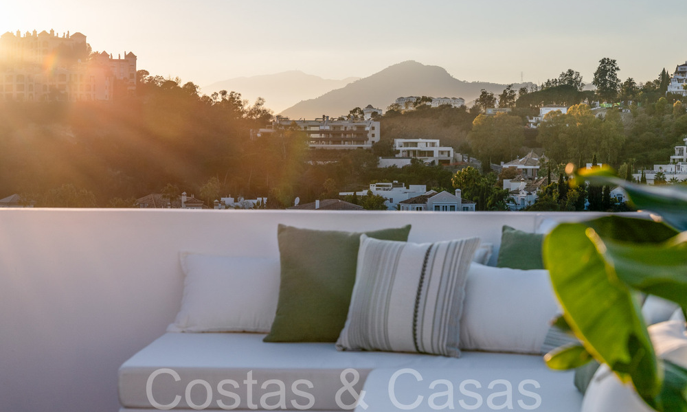 Ático dúplex contemporáneo listo para entrar a vivir en venta en una comunidad cerrada en La Quinta en Benahavis, Marbella 66834