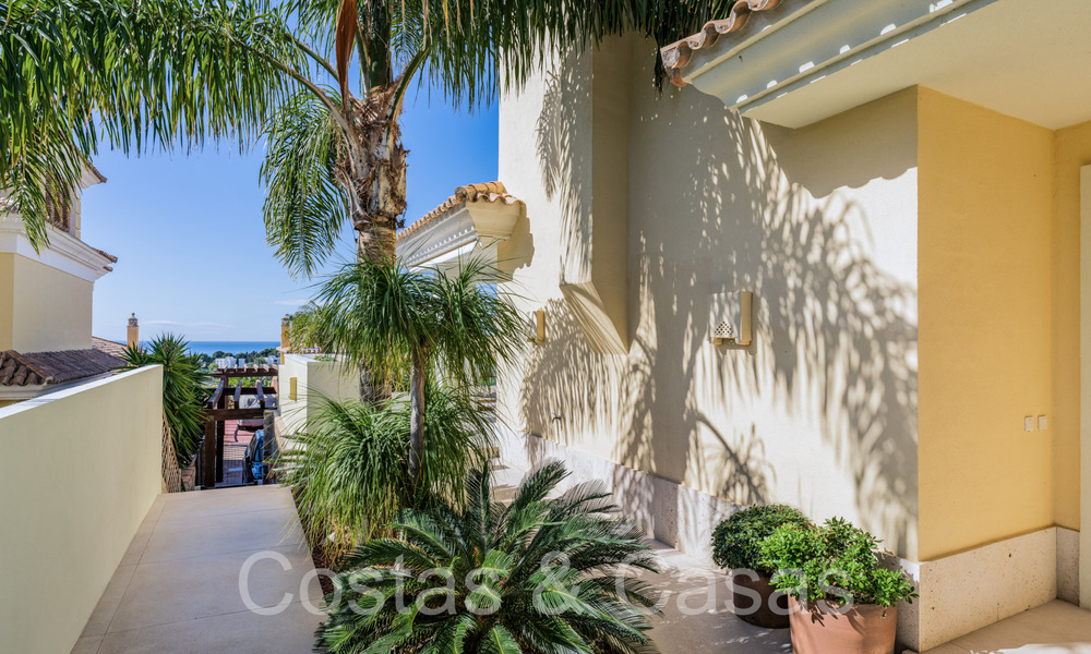 Villa española de lujo adosada con vistas al mar en venta en el comunidad de golf cerrada en Santa Clara en el este de Marbella 67046