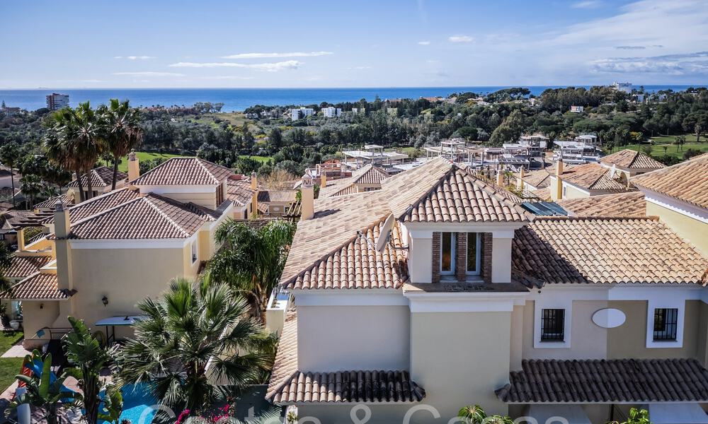 Villa española de lujo adosada con vistas al mar en venta en el comunidad de golf cerrada en Santa Clara en el este de Marbella 67047