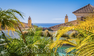 Villa española de lujo adosada con vistas al mar en venta en el comunidad de golf cerrada en Santa Clara en el este de Marbella 67053 