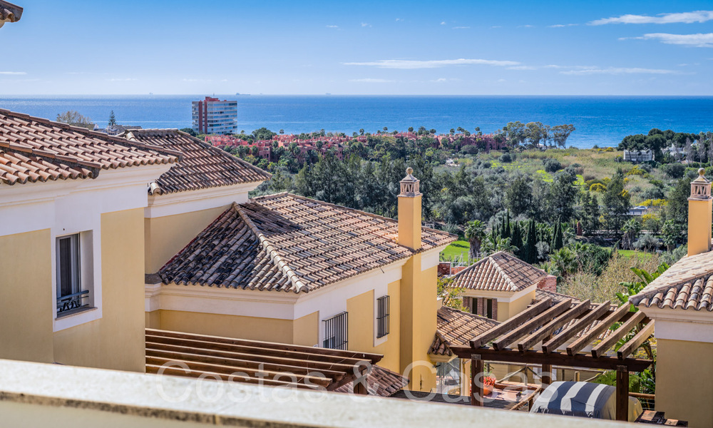 Villa española de lujo adosada con vistas al mar en venta en el comunidad de golf cerrada en Santa Clara en el este de Marbella 67054