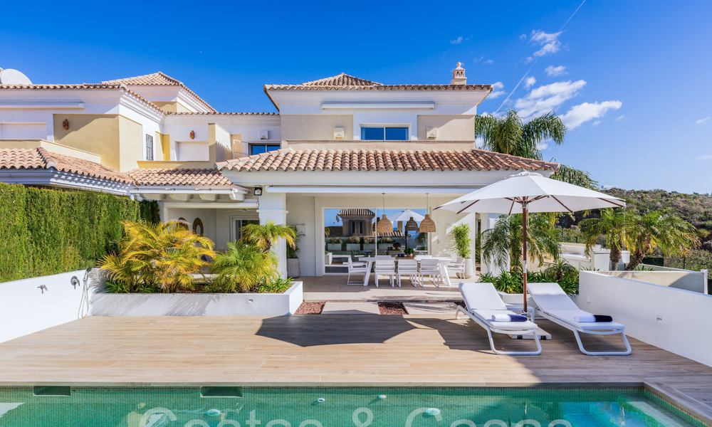 Villa española de lujo adosada con vistas al mar en venta en el comunidad de golf cerrada en Santa Clara en el este de Marbella 67055