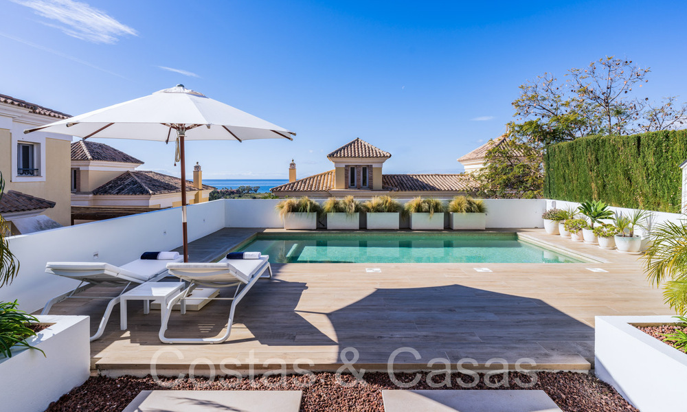 Villa española de lujo adosada con vistas al mar en venta en el comunidad de golf cerrada en Santa Clara en el este de Marbella 67056