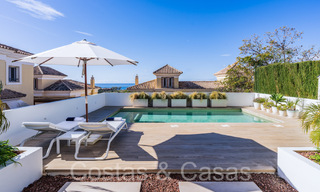 Villa española de lujo adosada con vistas al mar en venta en el comunidad de golf cerrada en Santa Clara en el este de Marbella 67056 