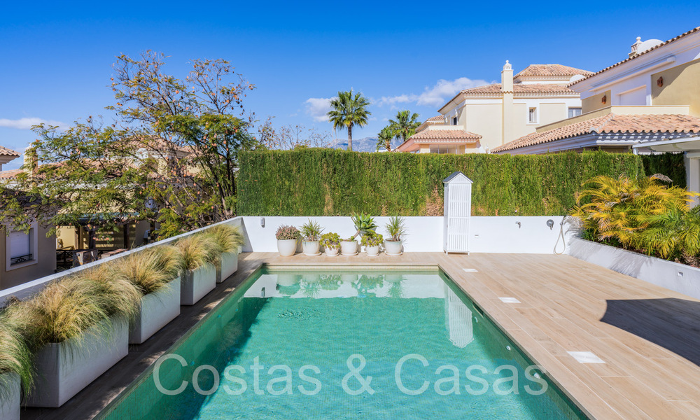 Villa española de lujo adosada con vistas al mar en venta en el comunidad de golf cerrada en Santa Clara en el este de Marbella 67057