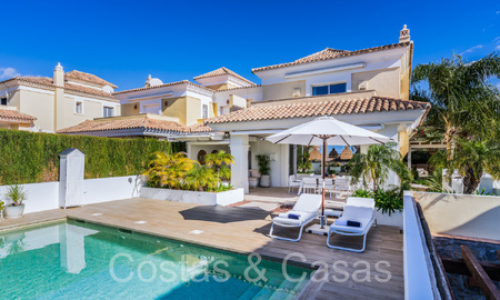 Villa española de lujo adosada con vistas al mar en venta en el comunidad de golf cerrada en Santa Clara en el este de Marbella 67058