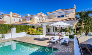 Villa española de lujo adosada con vistas al mar en venta en el comunidad de golf cerrada en Santa Clara en el este de Marbella 67058 