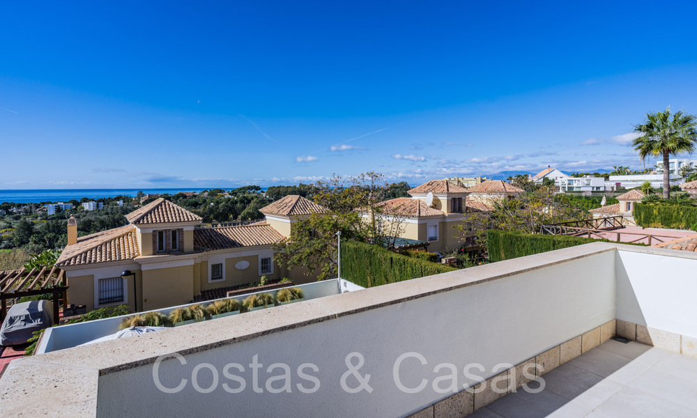 Villa española de lujo adosada con vistas al mar en venta en el comunidad de golf cerrada en Santa Clara en el este de Marbella 67069