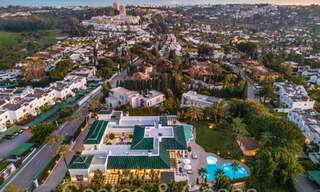 Villa magistral con estilo arquitectónico morisco-andaluz en venta, rodeada de campos de golf en el valle del golf de Nueva Andalucía, Marbella 67081 