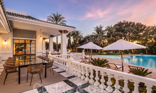 Villa magistral con estilo arquitectónico morisco-andaluz en venta, rodeada de campos de golf en el valle del golf de Nueva Andalucía, Marbella 67086 