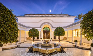 Villa magistral con estilo arquitectónico morisco-andaluz en venta, rodeada de campos de golf en el valle del golf de Nueva Andalucía, Marbella 67088 