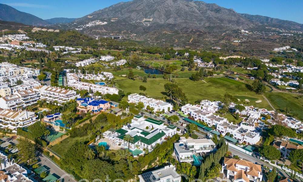 Villa magistral con estilo arquitectónico morisco-andaluz en venta, rodeada de campos de golf en el valle del golf de Nueva Andalucía, Marbella 67090