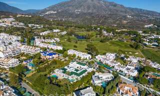 Villa magistral con estilo arquitectónico morisco-andaluz en venta, rodeada de campos de golf en el valle del golf de Nueva Andalucía, Marbella 67090 