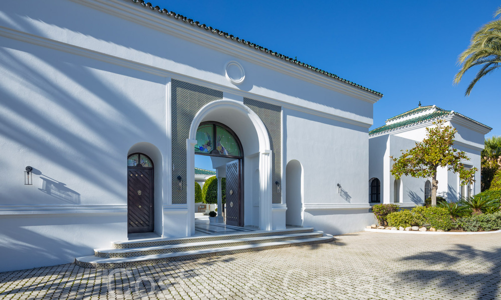 Villa magistral con estilo arquitectónico morisco-andaluz en venta, rodeada de campos de golf en el valle del golf de Nueva Andalucía, Marbella 67091
