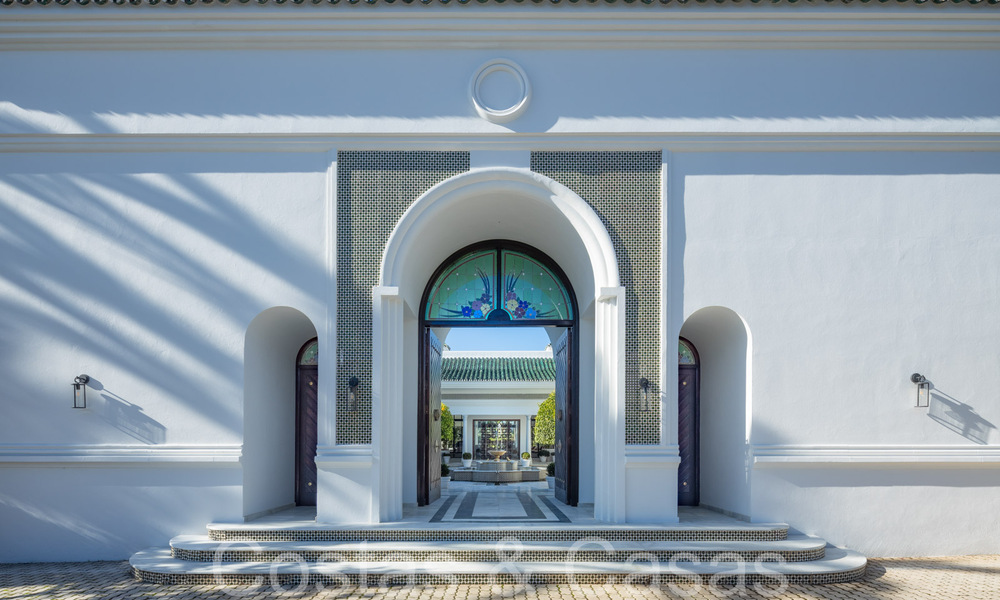 Villa magistral con estilo arquitectónico morisco-andaluz en venta, rodeada de campos de golf en el valle del golf de Nueva Andalucía, Marbella 67092