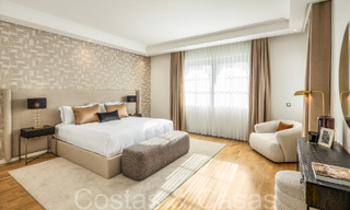 Villa magistral con estilo arquitectónico morisco-andaluz en venta, rodeada de campos de golf en el valle del golf de Nueva Andalucía, Marbella 67093 