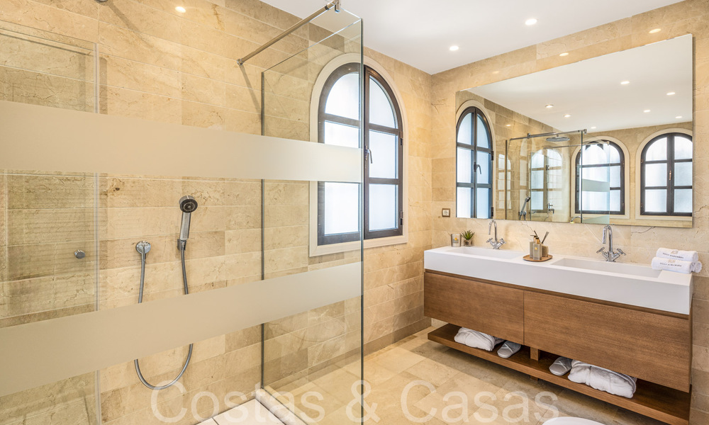 Villa magistral con estilo arquitectónico morisco-andaluz en venta, rodeada de campos de golf en el valle del golf de Nueva Andalucía, Marbella 67094