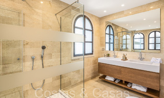 Villa magistral con estilo arquitectónico morisco-andaluz en venta, rodeada de campos de golf en el valle del golf de Nueva Andalucía, Marbella 67094 