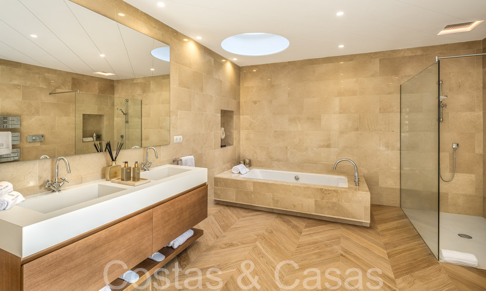 Villa magistral con estilo arquitectónico morisco-andaluz en venta, rodeada de campos de golf en el valle del golf de Nueva Andalucía, Marbella 67096