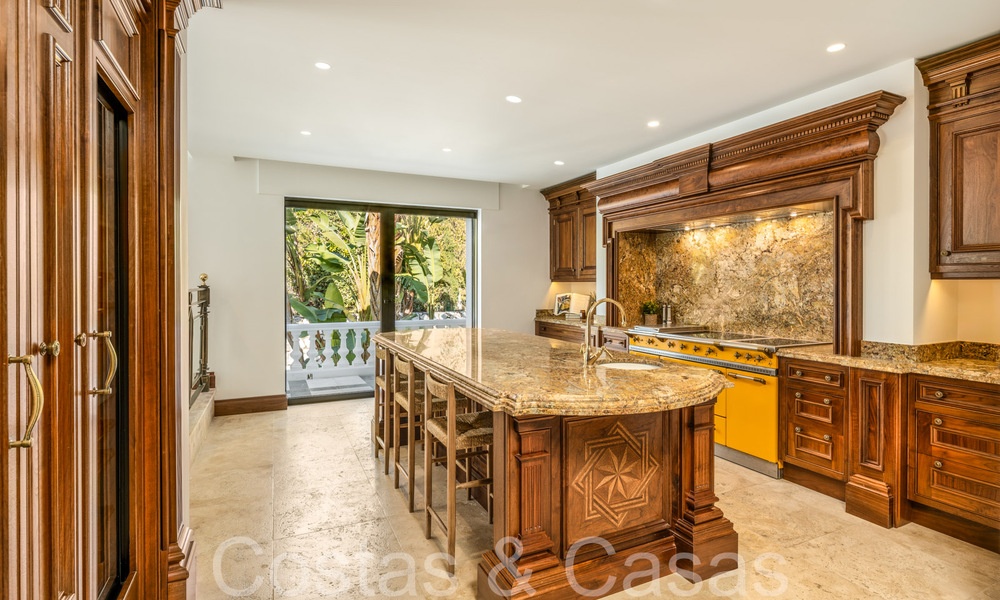 Villa magistral con estilo arquitectónico morisco-andaluz en venta, rodeada de campos de golf en el valle del golf de Nueva Andalucía, Marbella 67102