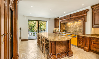 Villa magistral con estilo arquitectónico morisco-andaluz en venta, rodeada de campos de golf en el valle del golf de Nueva Andalucía, Marbella 67102 