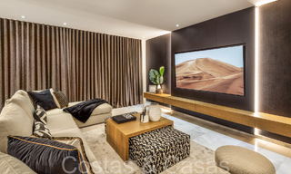 Villa magistral con estilo arquitectónico morisco-andaluz en venta, rodeada de campos de golf en el valle del golf de Nueva Andalucía, Marbella 67108 