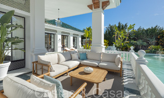 Villa magistral con estilo arquitectónico morisco-andaluz en venta, rodeada de campos de golf en el valle del golf de Nueva Andalucía, Marbella 67111 
