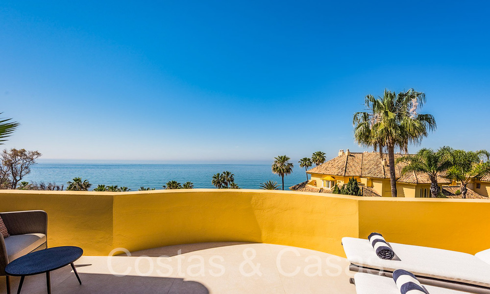 Ático de lujo elegantemente renovado en venta junto al mar con vistas al mar al este del centro de Marbella 67121