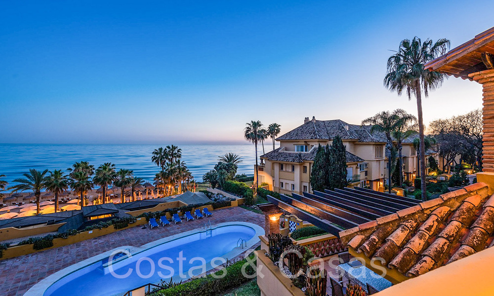 Ático de lujo elegantemente renovado en venta junto al mar con vistas al mar al este del centro de Marbella 67134