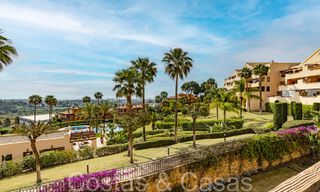 Listo para entrar a vivir, apartamento de lujo completamente reformado con vistas panorámicas al mar Mediterráneo en venta en Benahavis - Marbella 67197 